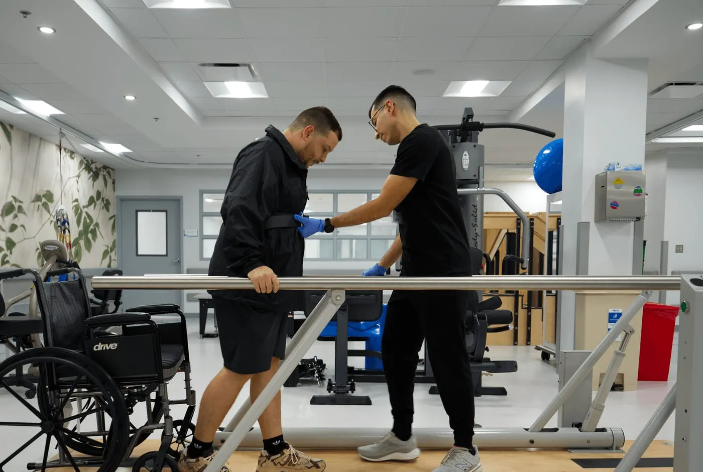 Terapia física con barras paralelas