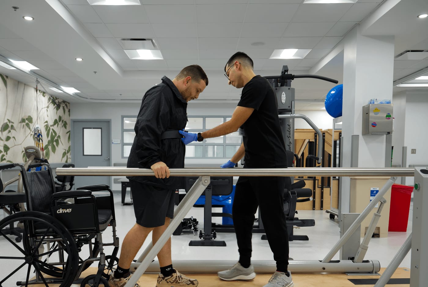 Terapia física con barras paralelas
